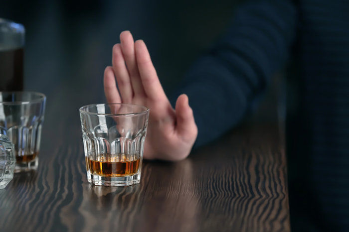 Parar de beber: entendendo o processo e os benef&iacute;cios