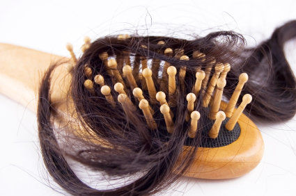 Queda de cabelo: causas, diagn&oacute;stico, tratamento e preven&ccedil;&atilde;o para homens e mulheres