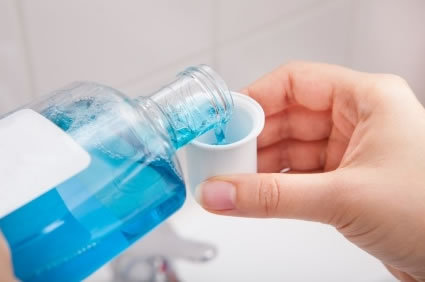Enxaguatórios bucais: sem exageros tudo bem, mas eles também podem fazer mal à saúde!